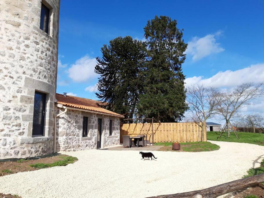 Villa Loue Ancien Moulin A Vent Avec Piscine Et Jacuzzi à Neuvy-Bouin Extérieur photo